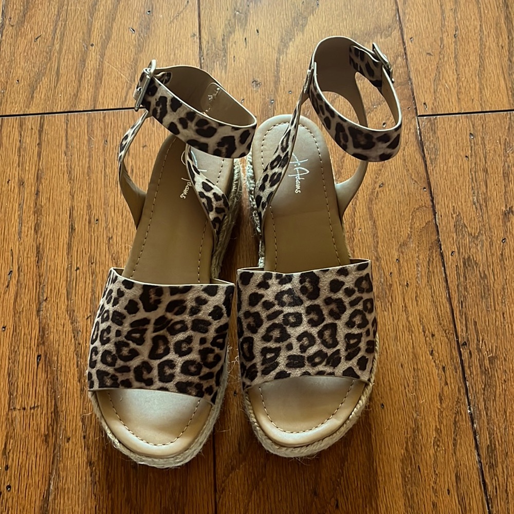 Super duper cute! Sz. 6, animal print, never worn sandals!